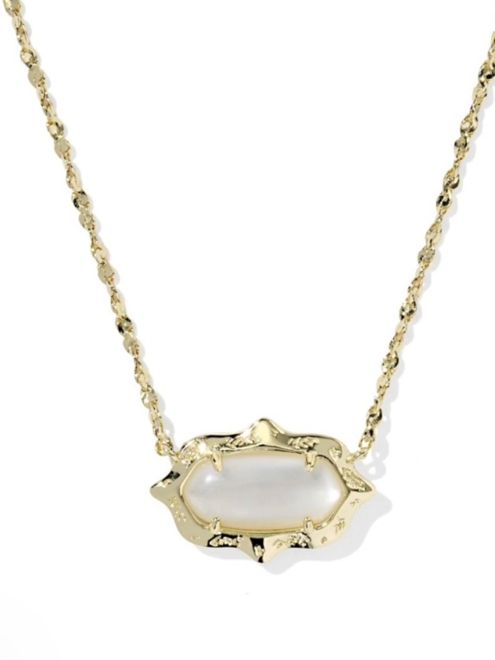 Kendra Scott Elisa Scallop Frame Short Pendant in Gold/Natural Mother-of-Pearl
